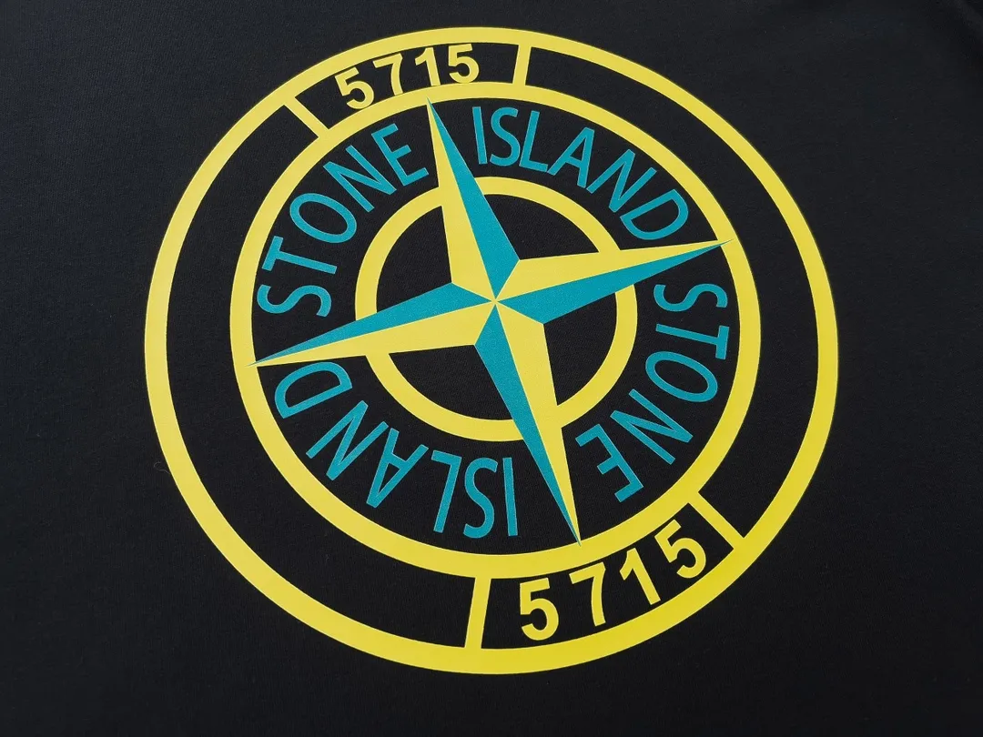 W631#P110💰 [Stone lsland/Stone Island summer new compass 5715 printed pattern short-sleeved T-shirt] ⚠️[Original creation with high control of details] - Made of 260 grams of combed cotton 32 count double yarn, soft and comfortable to the touch, sweat-absorbent and breathable. - Simple basic and versatile style, original quality, the first choice for couples. - Made in a large factory, four needles and five threads on the shoulder, neatly arranged, high quality workmanship. - Same style for men and women. Very versatile, one piece for everyone, details are clearly visible. Color: Black White Size: M L